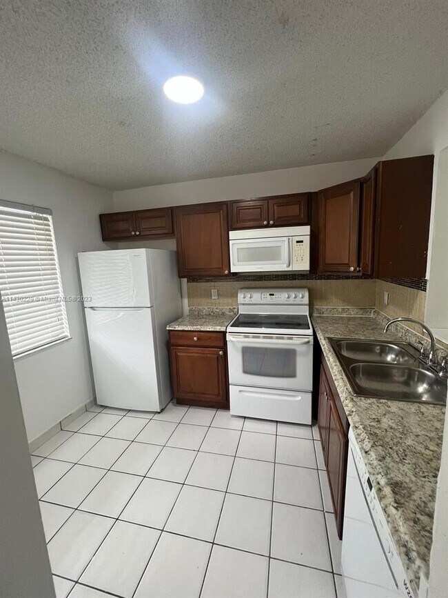 Foto del edificio - 8700 N Sherman Cir