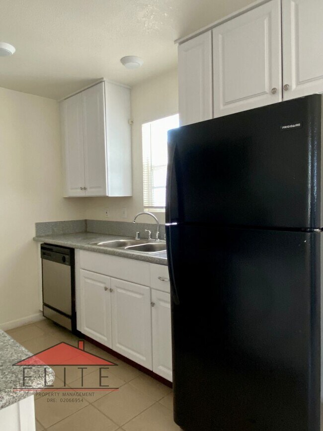 Foto del edificio - AVAILABLE NOW!