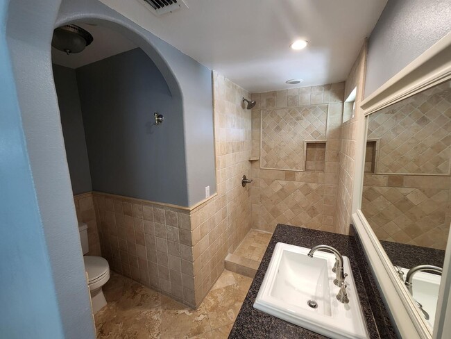 Building Photo - Beautiful 3 Bedroom 2 Bath Home,