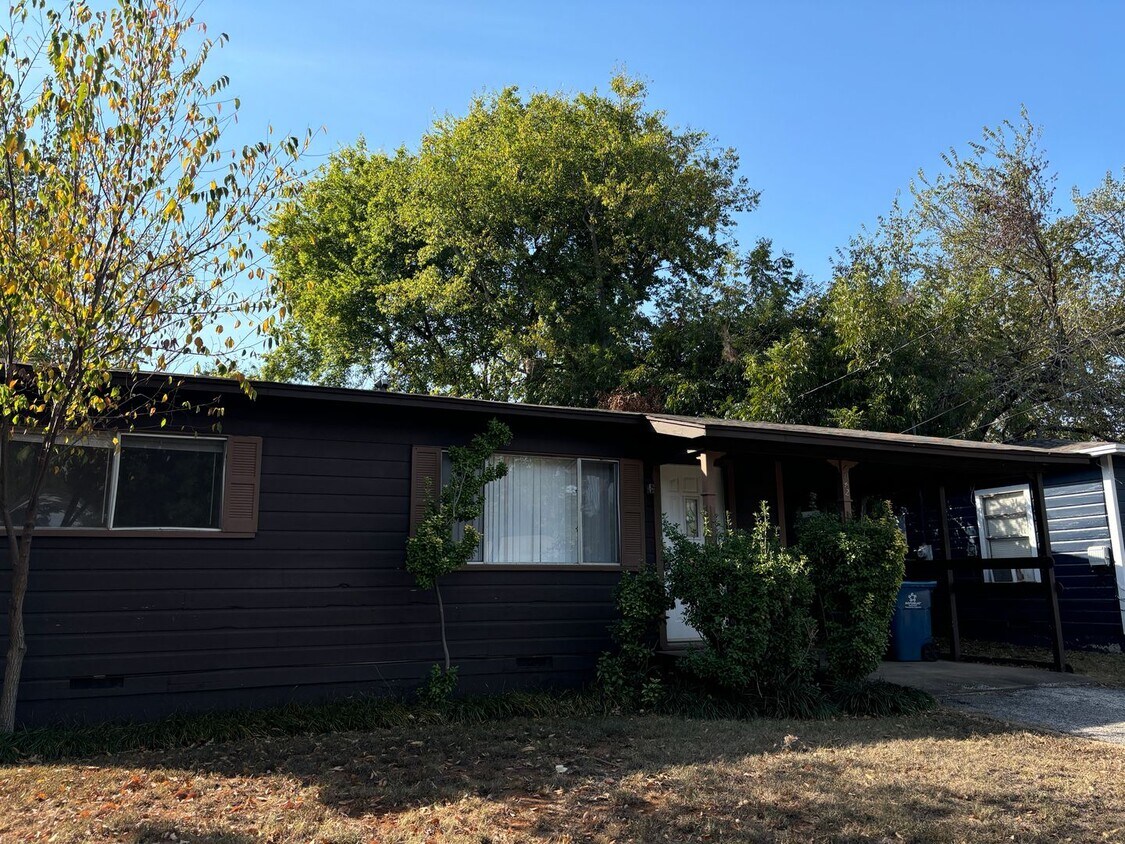Foto principal - 2/1 in Quiet Denison Neighborhood