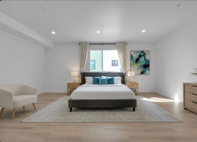 Building Photo - 5850 Vineland Ave