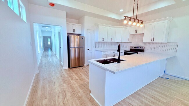 Building Photo - 7018-5914 02