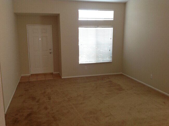 Foto del edificio - 3 BEDROOM, 2 BATHROOM CLOSE TO SCHOOLS!