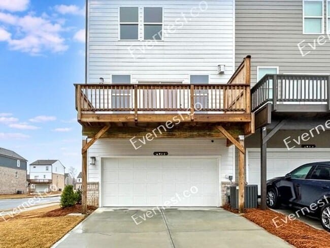 Building Photo - Spacious & Bright 3-Bedroom Townhome with ...