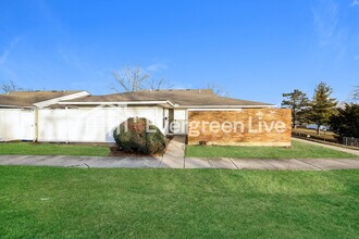 Building Photo - 5827 Troy Villa Blvd