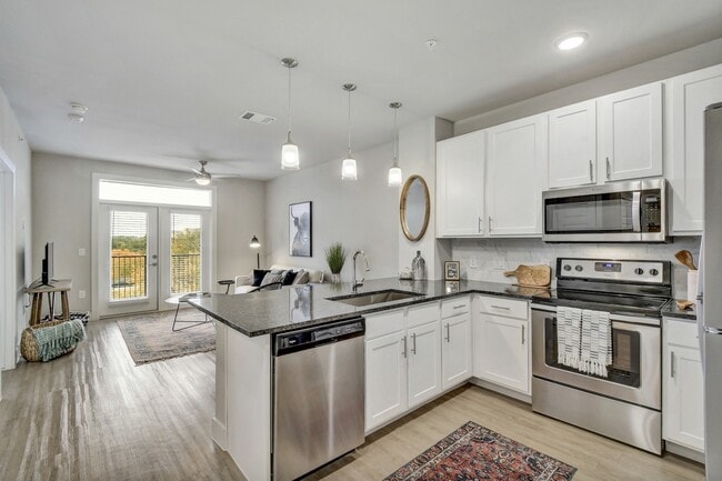 Nuestros planos de planta únicos ofrecen espacios flexibles perfectos para trabajar en casa. - Windsor Ridge