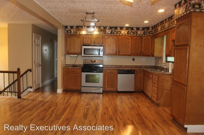 Building Photo - 2424 Southview Dr