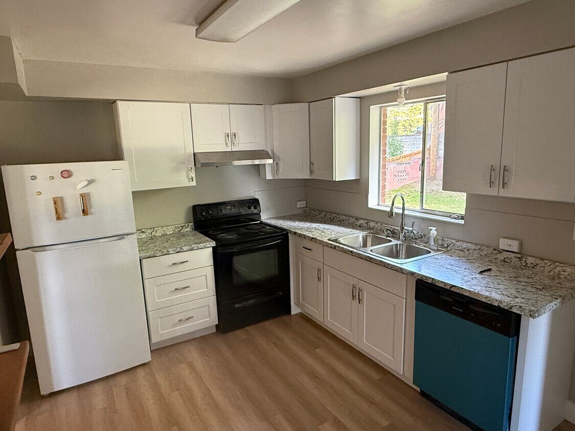 Foto principal - 5 Bedroom Home; Millcreek; 2800 sq ft; Lar...