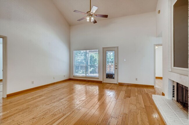 Building Photo - Rare 2 BR/ 2 BA Townhouse in Northwest Hil...
