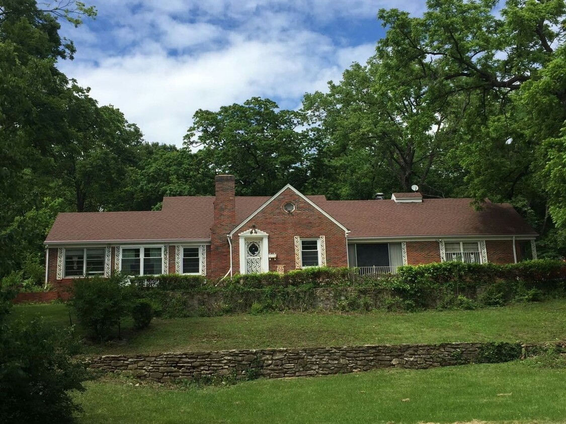 Primary Photo - Large brick home, 3 fireplaces, Raytown sc...