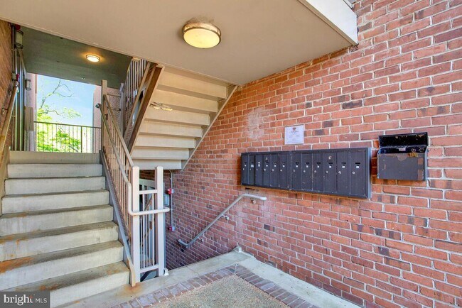 Building Photo - 302 Hilltop Ln