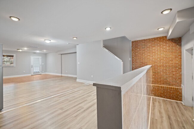 Building Photo - Finished Basement & Fenced Backyard!