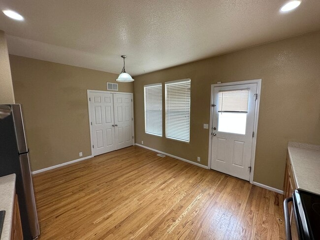 Building Photo - Beautiful 3 Bed/2.5 Bath Townhome at Bluff...