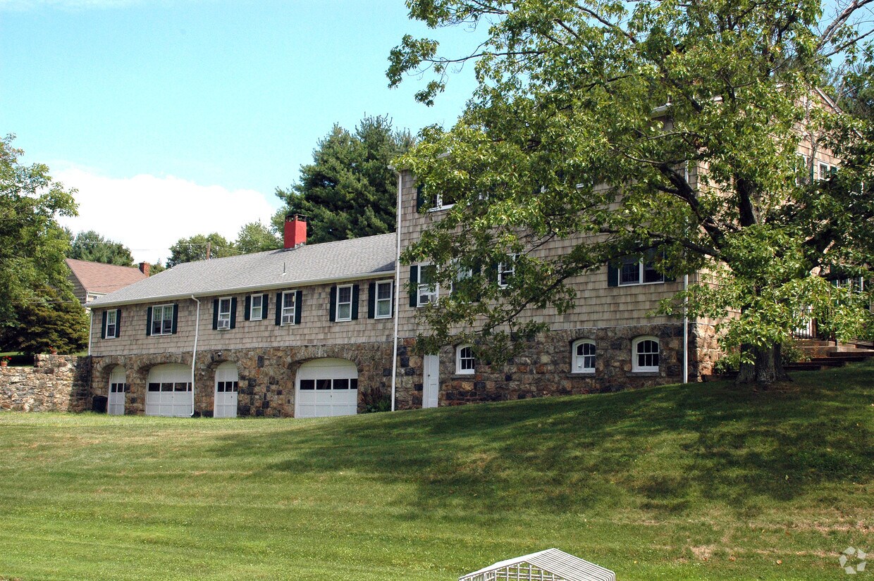 Primary Photo - 7 Farm Cottage Rd