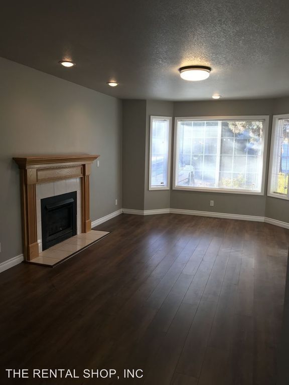 Building Photo - SE Bend 3 Bedroom, 2.5 Bath House, A/C, Gas Heat & Fireplace, Dbl Garage, Fenced Yard