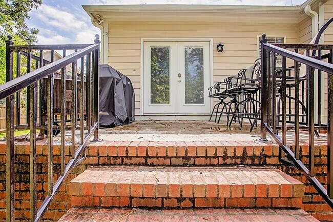 Building Photo - 331 Ridgeway Ct