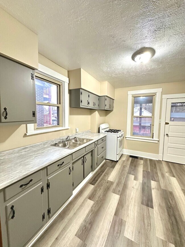 Building Photo - 636 Hazelwood Ave