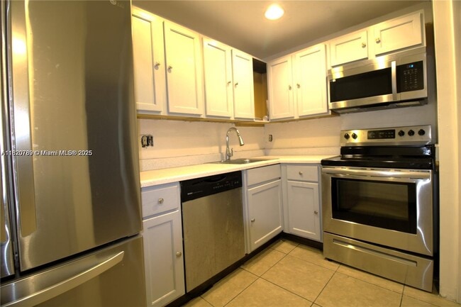 Building Photo - 4168 Inverrary Dr
