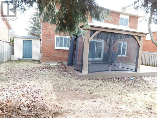 Photo du bâtiment - 128 William Stephenson Dr