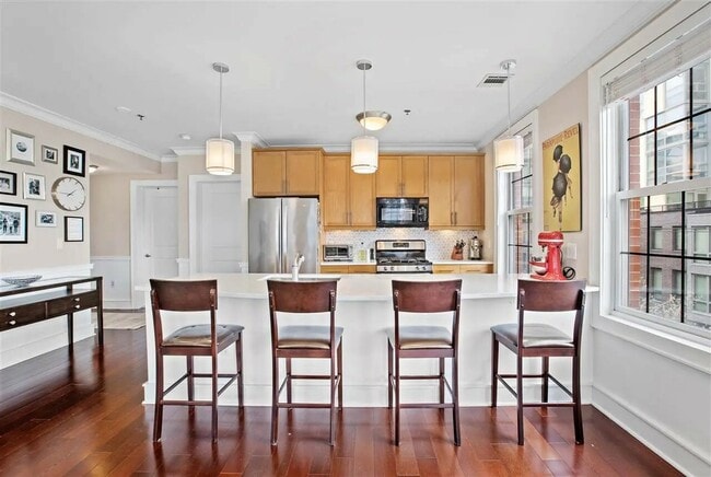 Building Photo - 830 Monroe St