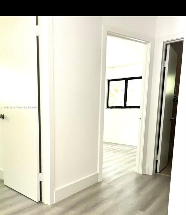 Foto del edificio - 325 Menores Ave
