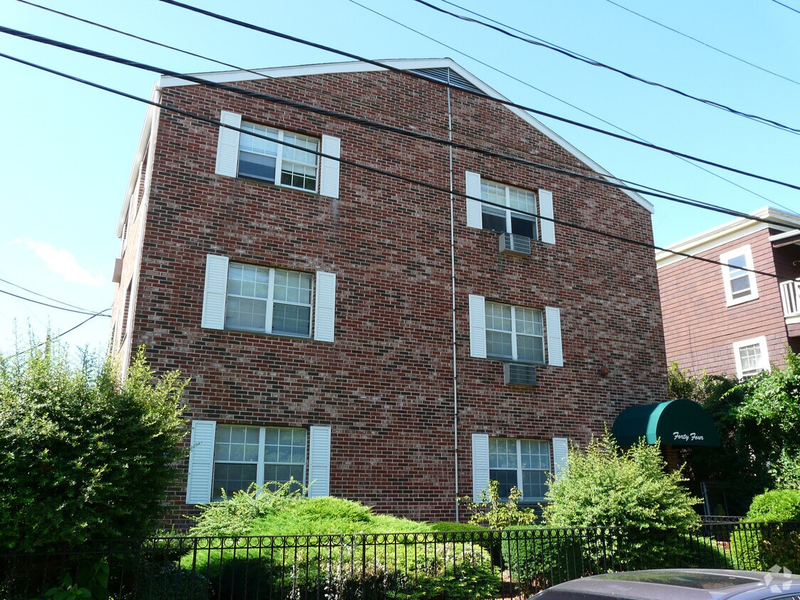 Building Photo - 44 Cherry St