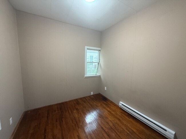 Building Photo - Two Bedroom, one bathroom house, Located i...