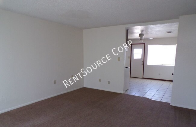 Foto del edificio - 2 Bedroom Duplex for Rent in Barstow