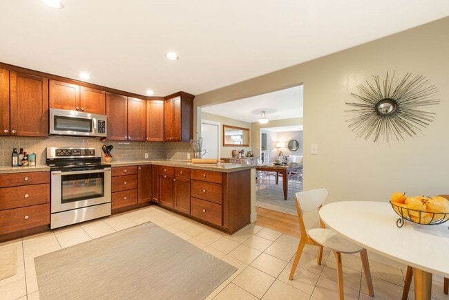 Building Photo - Charming Rambler in North Seattle!