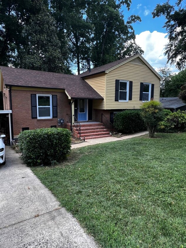 Primary Photo - Renovated 3 bed house in lower south area.