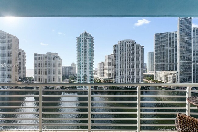 Foto del edificio - 325 S Biscayne Blvd