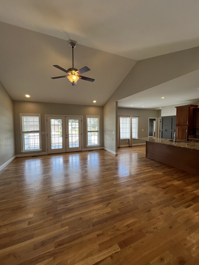 Building Photo - 401 Eastview Ct
