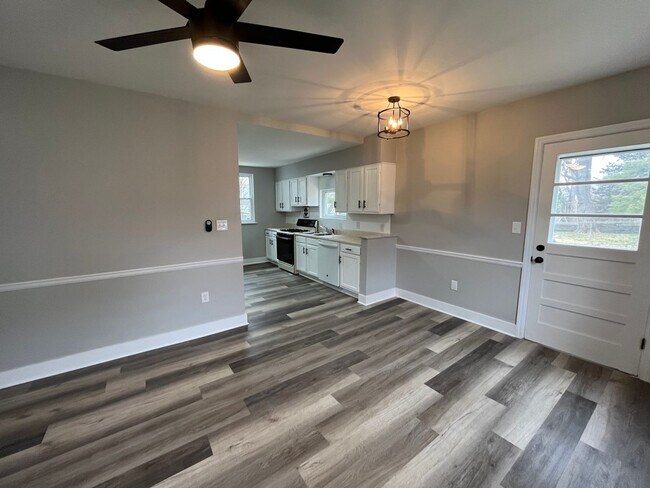 Building Photo - 4 Bedroom 2 bath house in Alton