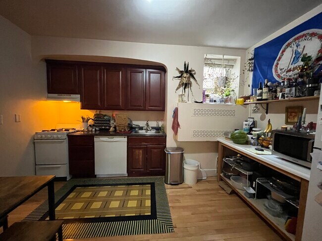 Building Photo - 1559 Beacon St