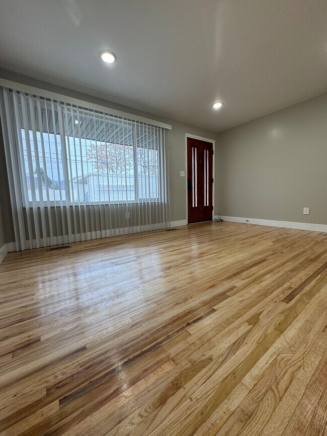 Sala de estar - 664 E Ramona Ave