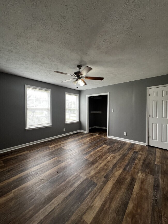 Building Photo - Charming 3-Bedroom Home with 2 Full Bathro...