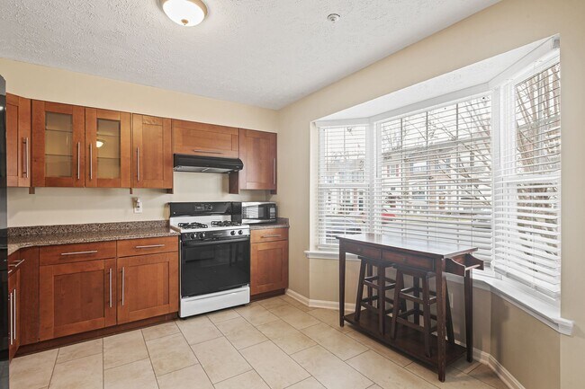 Building Photo - Bright & Spacious 3-Bedroom, 2 Full & 2 Half Bath in New Market