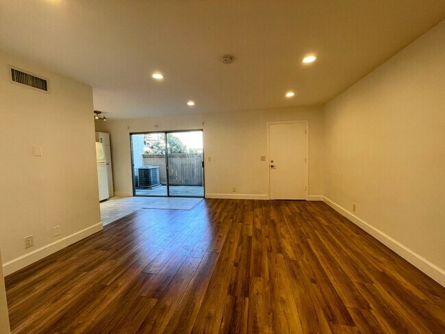 Foto del edificio - Updated 2-Bedroom Townhome with Garage in Resort-Style Community