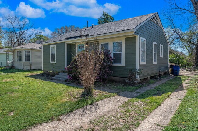 Foto del edificio - "Charming 2-Bedroom Shreveport Home with Cozy Fireplace & Gleaming Hardwood Floors!"