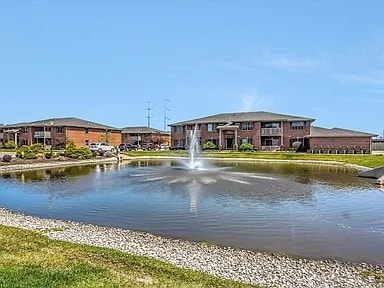 Fountain & pond - 622 Cambridge Ct