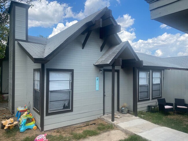 Building Photo - Large 2/2 duplex with a 2 car carport