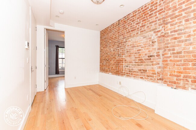 Foto del edificio - 1320 Sterling Pl