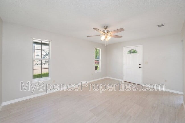 Building Photo - 440 Apple Dr