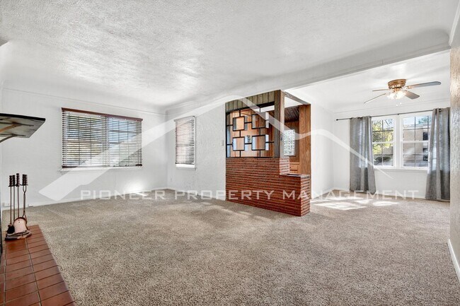 Foto del edificio - Charming Home with Washer/Dryer and Fenced in Yard