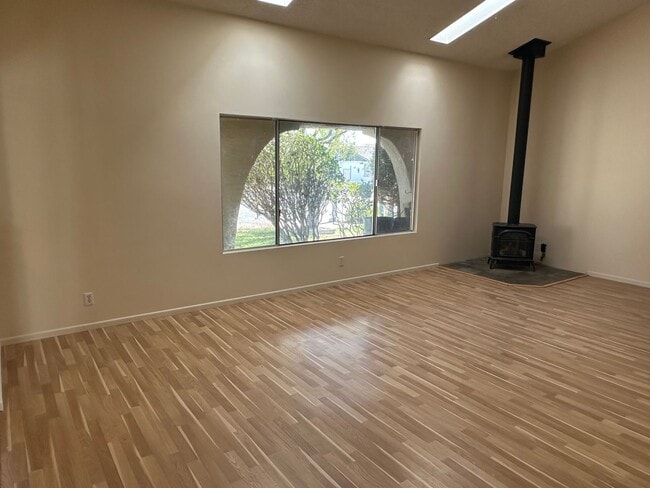 Building Photo - 4 Bedroom 2 Bath Home in Orcutt