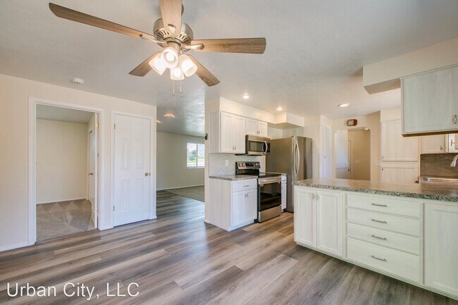 Building Photo - 5 br, 3 bath House - 1360 W Victory Rd