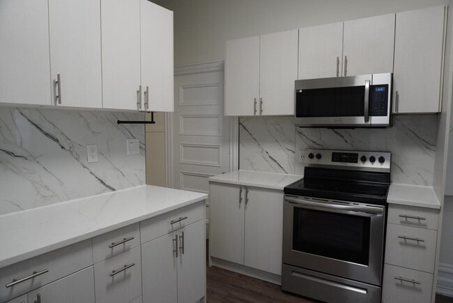 Building Photo - 455 Besserer St