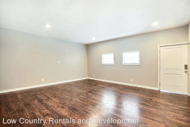 Building Photo - 708 W Victory Dr