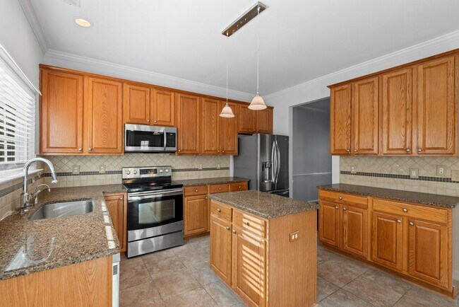 Building Photo - Fenced yard 4 bedroom townhouse in North R...
