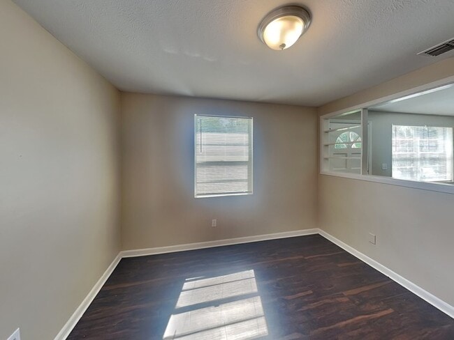 Building Photo - 6158 Verdes Rd